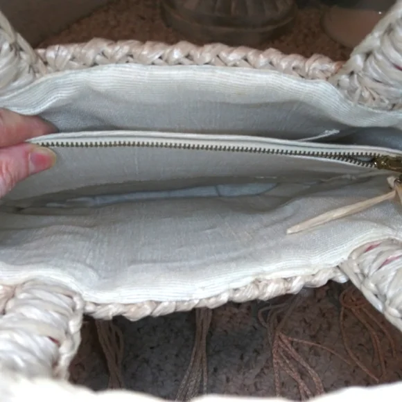 Vintage 70's Boho Crocheted Straw Small Tote Style Purse With Wood Bead & Tassel - Picture 14 of 16
